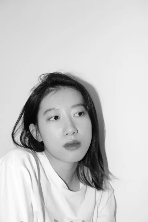 一张女人的黑白照片