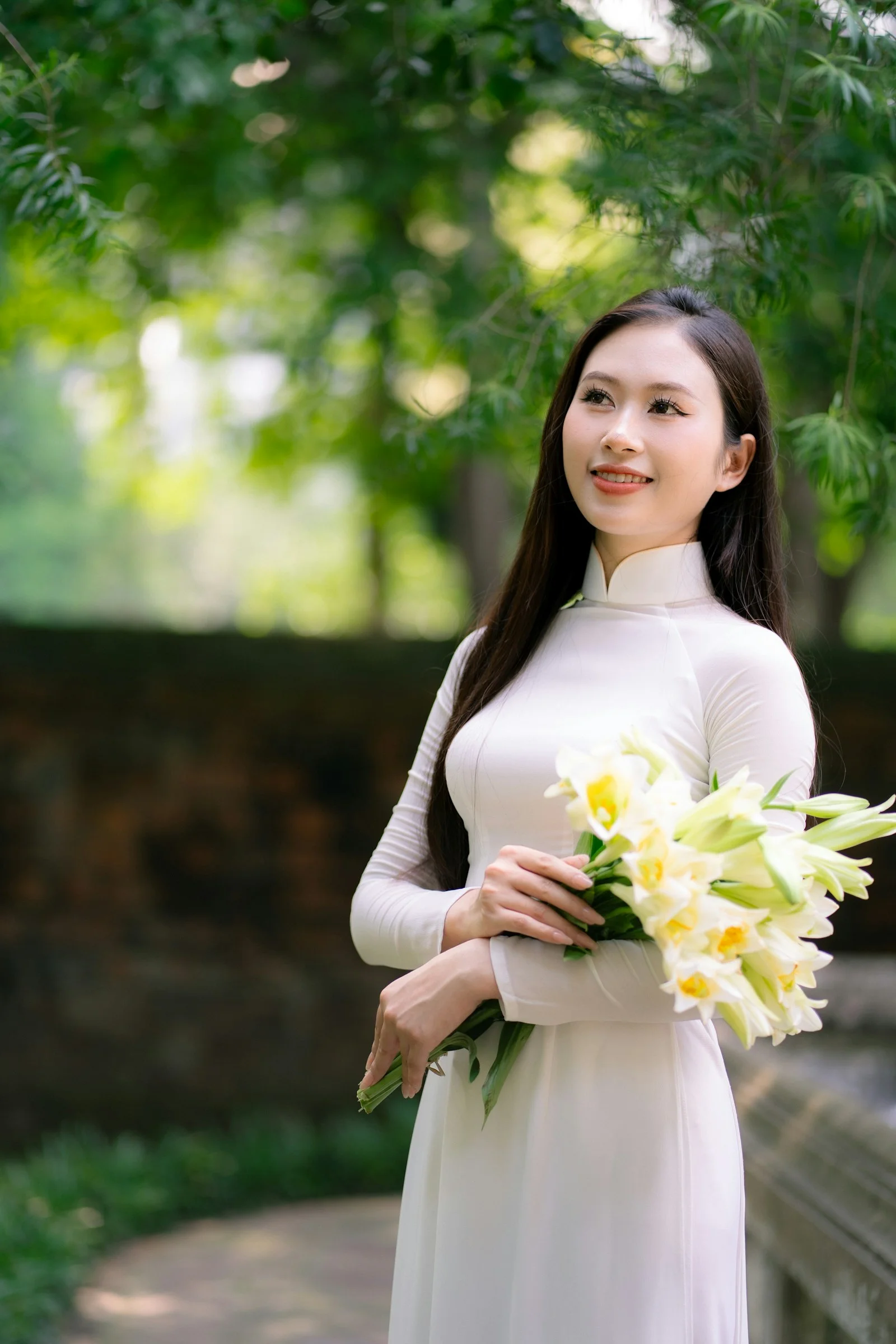 一名身穿白衣的女子手捧鲜花