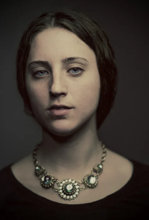 黒いトップスの女性のポートレート写真