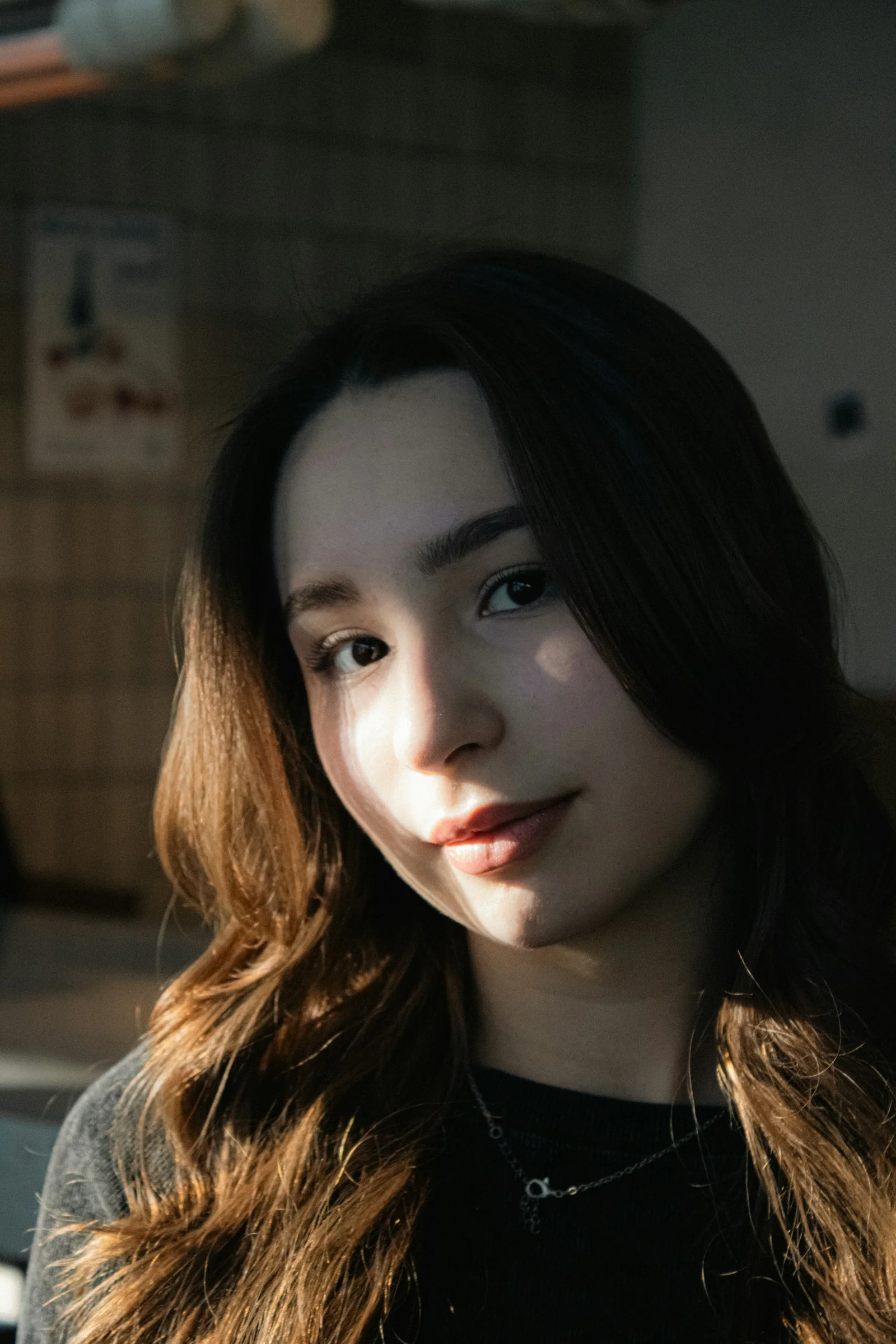 カメラにポーズをとる若い女性