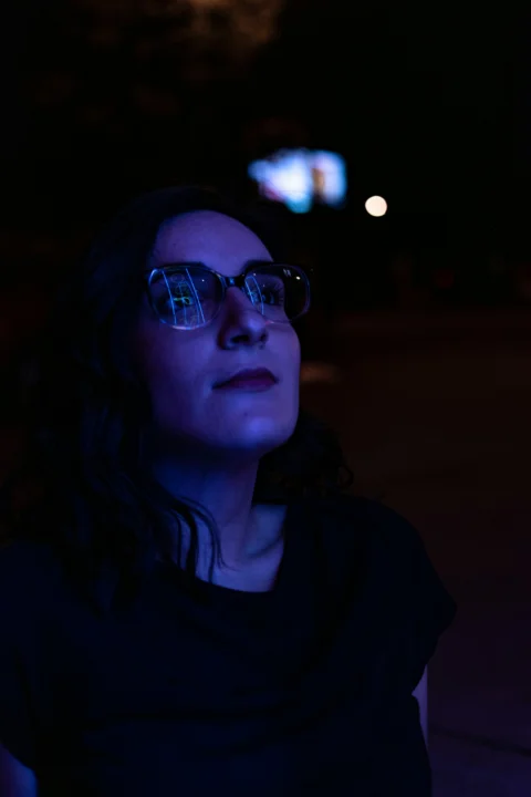 戴眼镜的女性的特写摄影