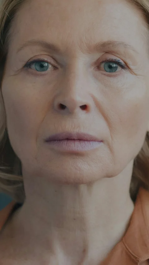藍眼睛金髮女子的特寫肖像