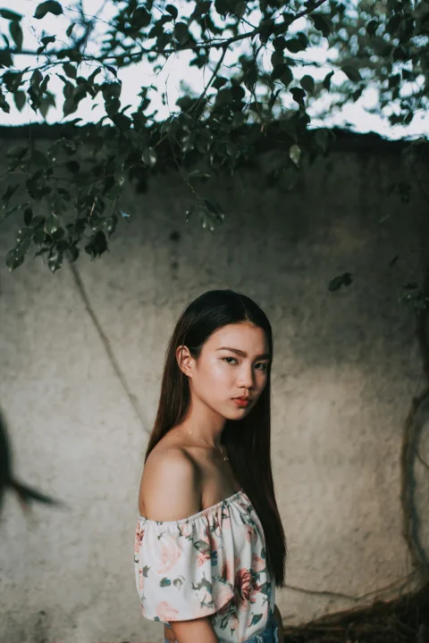 shallow focus photography of woman standing outdoors