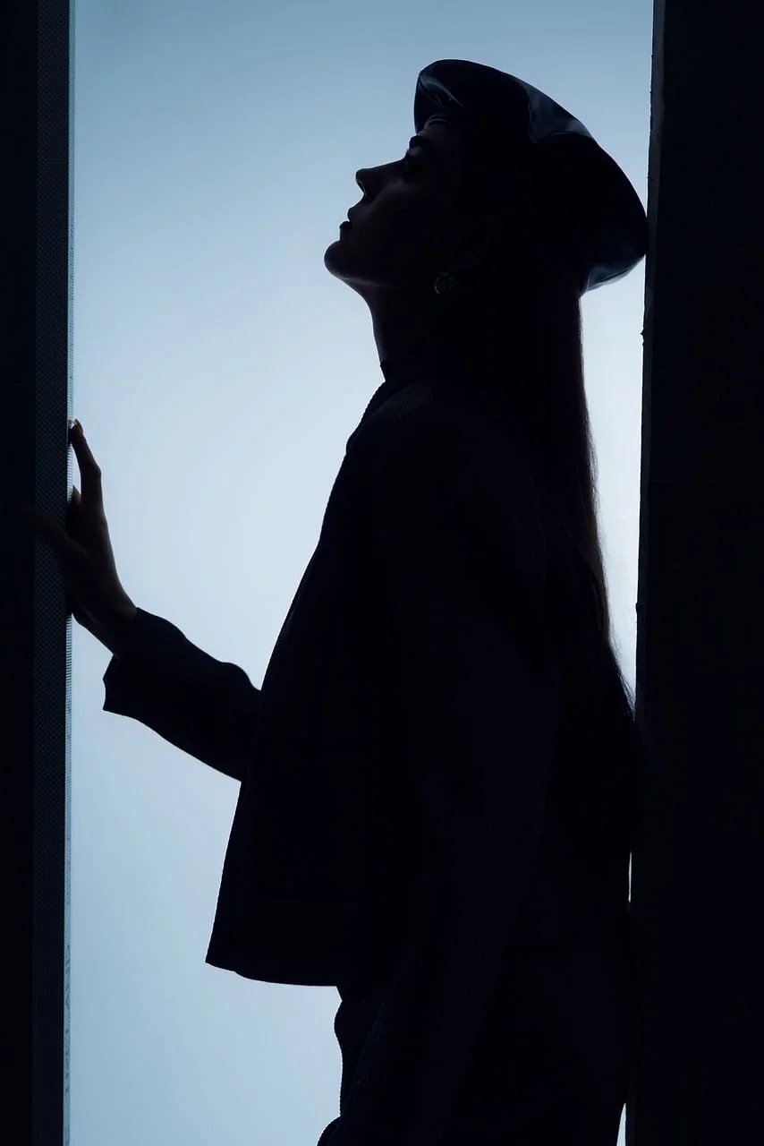 女性剪影、憂鬱人像、陰影光線、戲劇化時尚