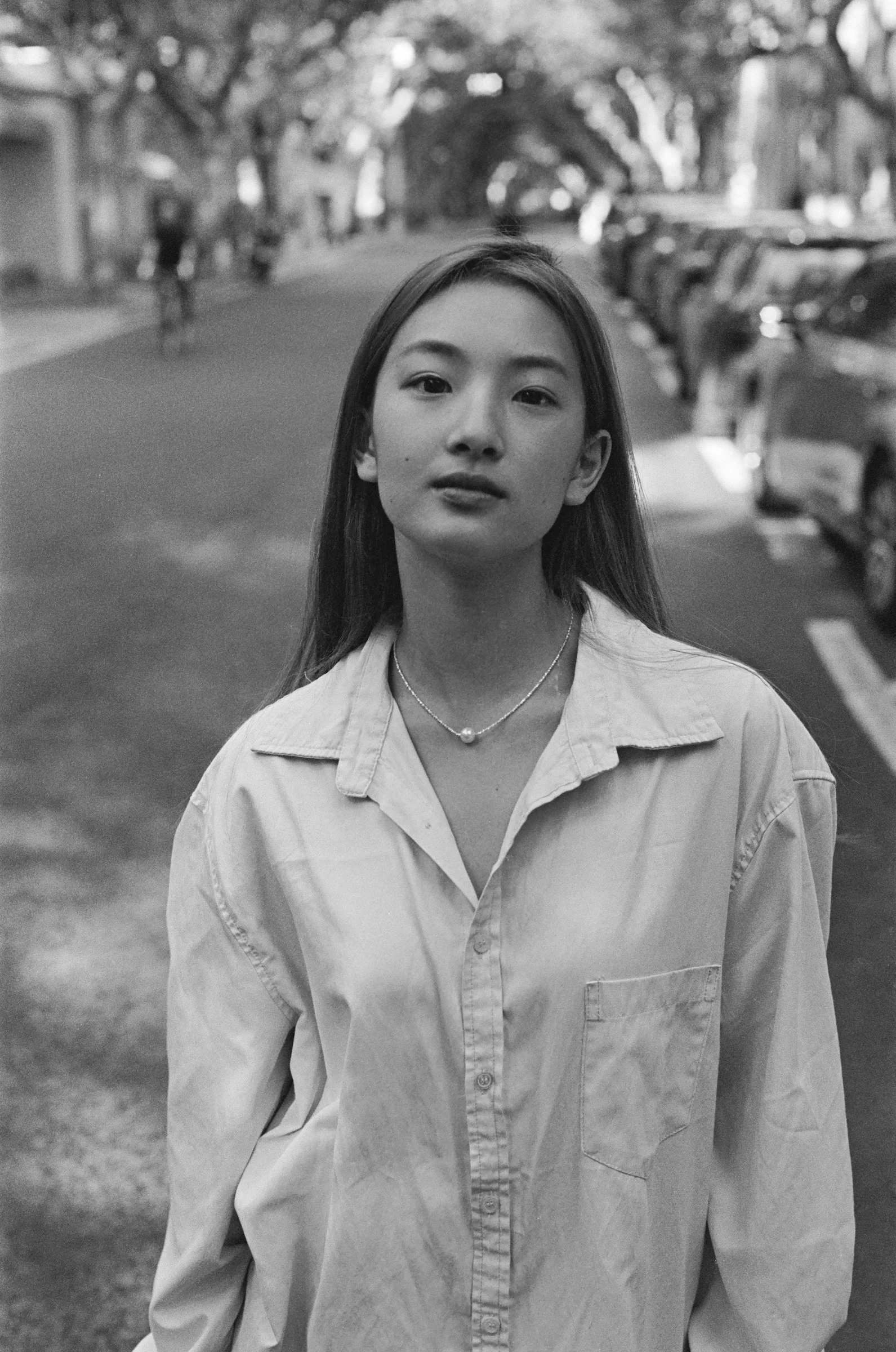 一张黑白照片，一个女人站在街上