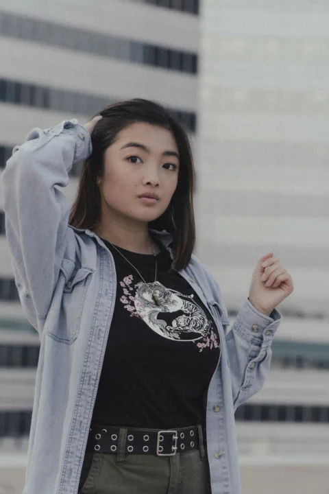 身穿黑白碎花衬衫和蓝色外套的女士