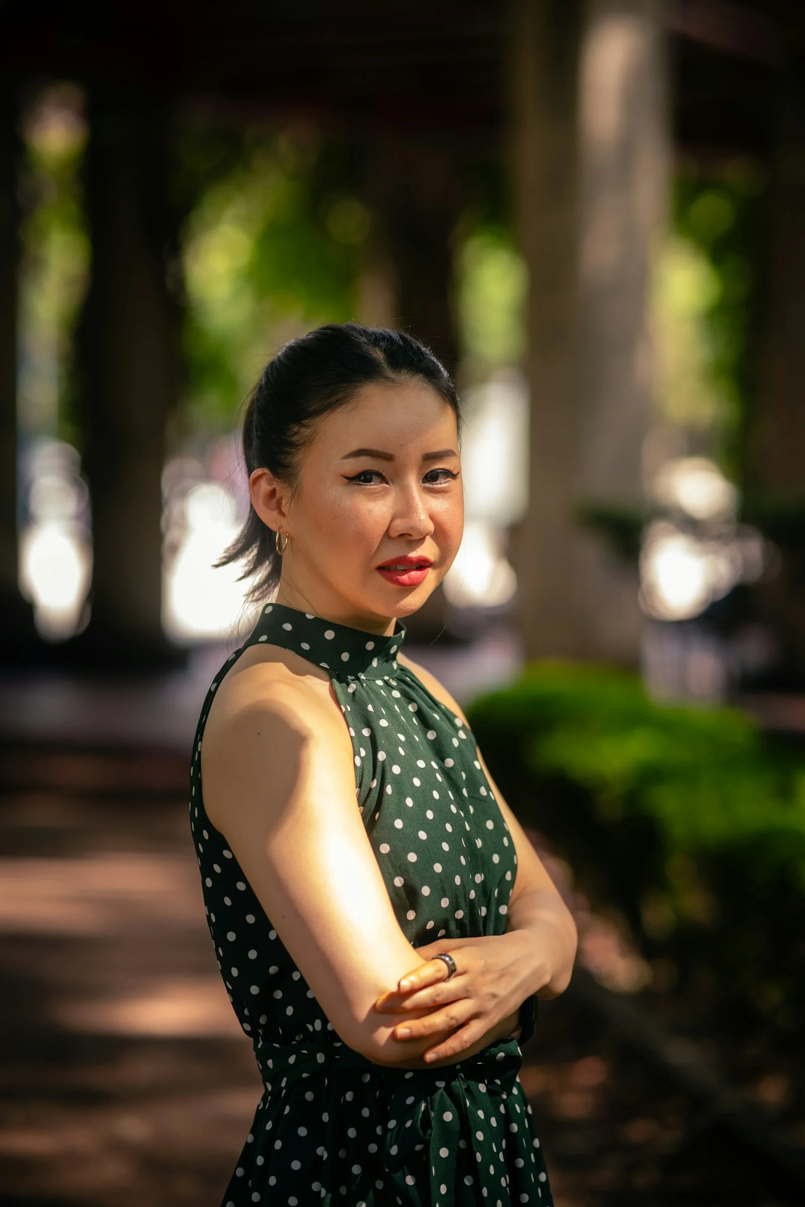一个穿波点连衣裙的女人正在摆姿势拍照