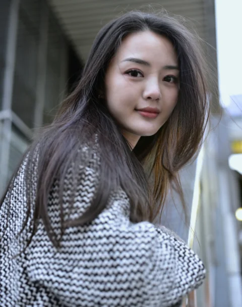 站在楼梯扶手旁的女人