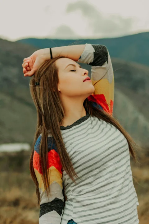 穿黑白条纹衬衫的女性