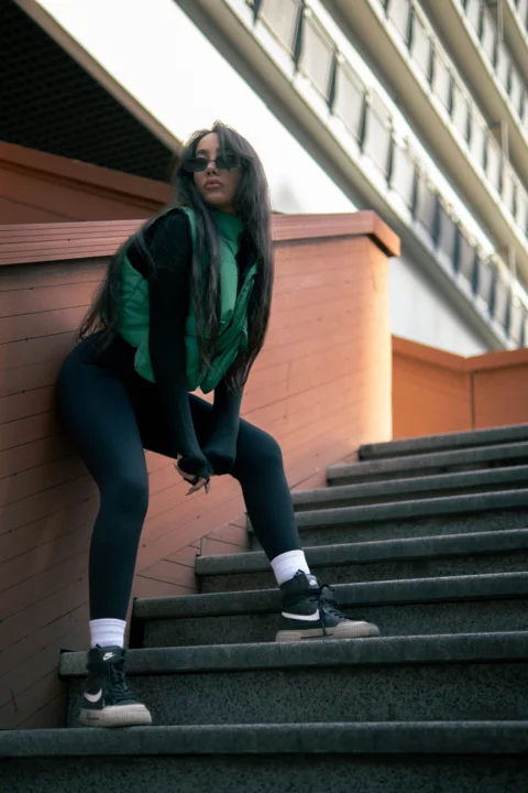 屋外の階段でおしゃれにポーズをとる女性