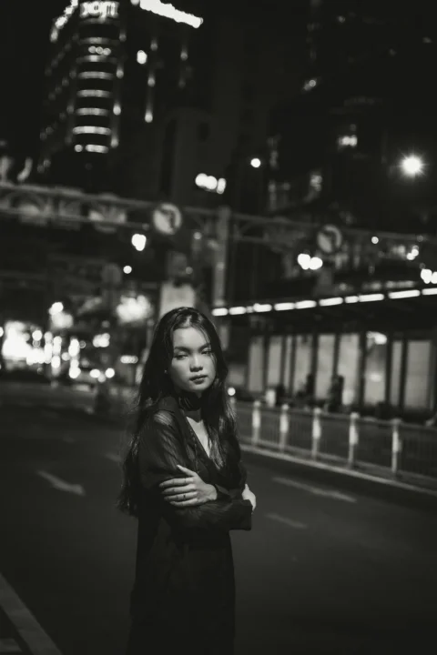 一位女子夜晚站在路边
