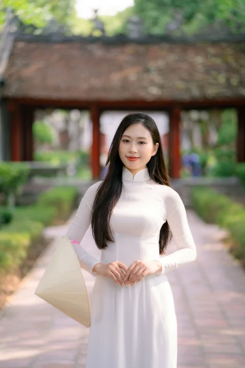 一位身穿白衣的女士在宁静的地方摆姿势