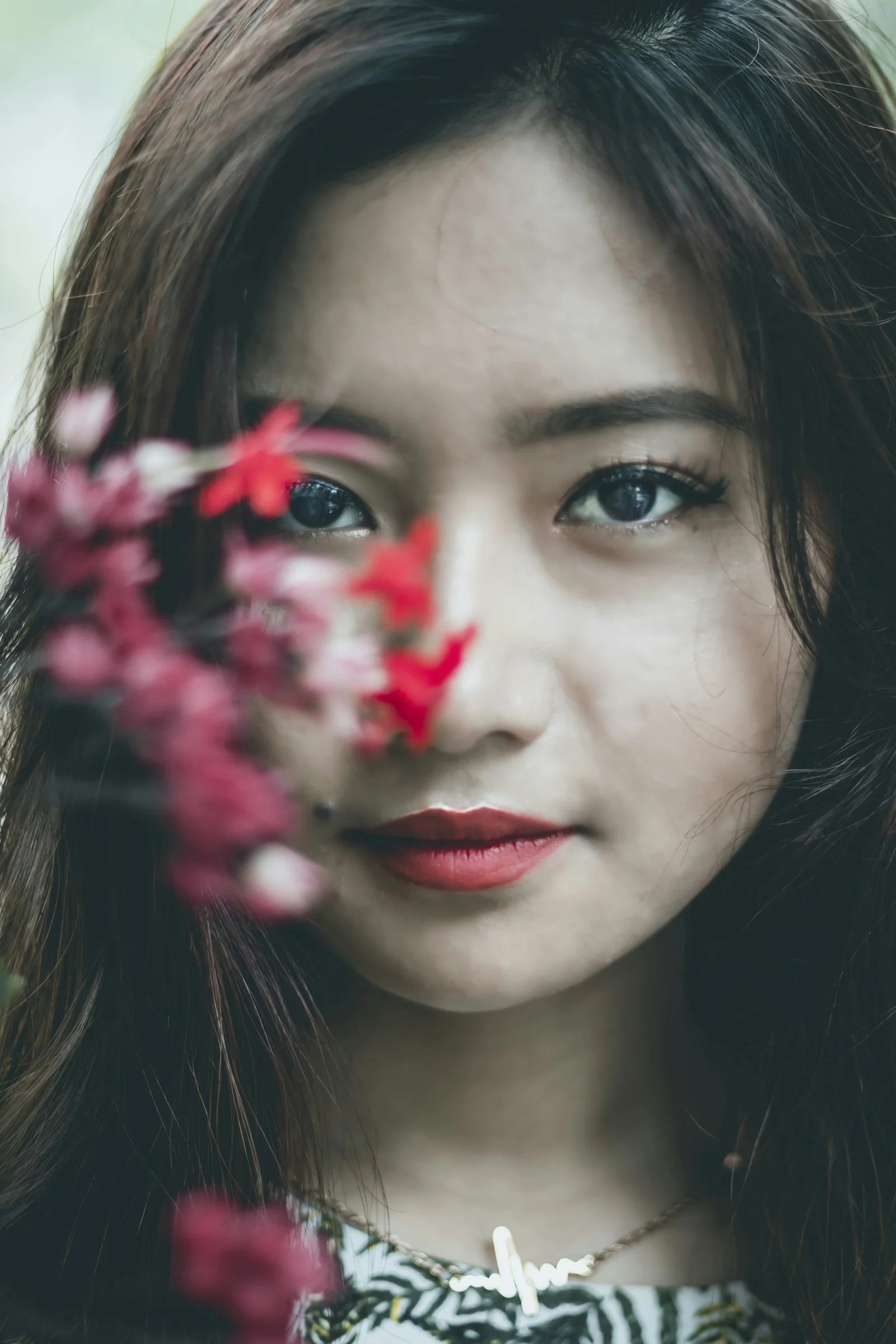 粉色花瓣花朵旁的女子