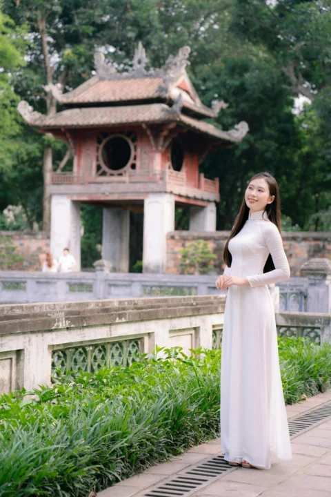 一名女性在越南寺庙前摆姿势