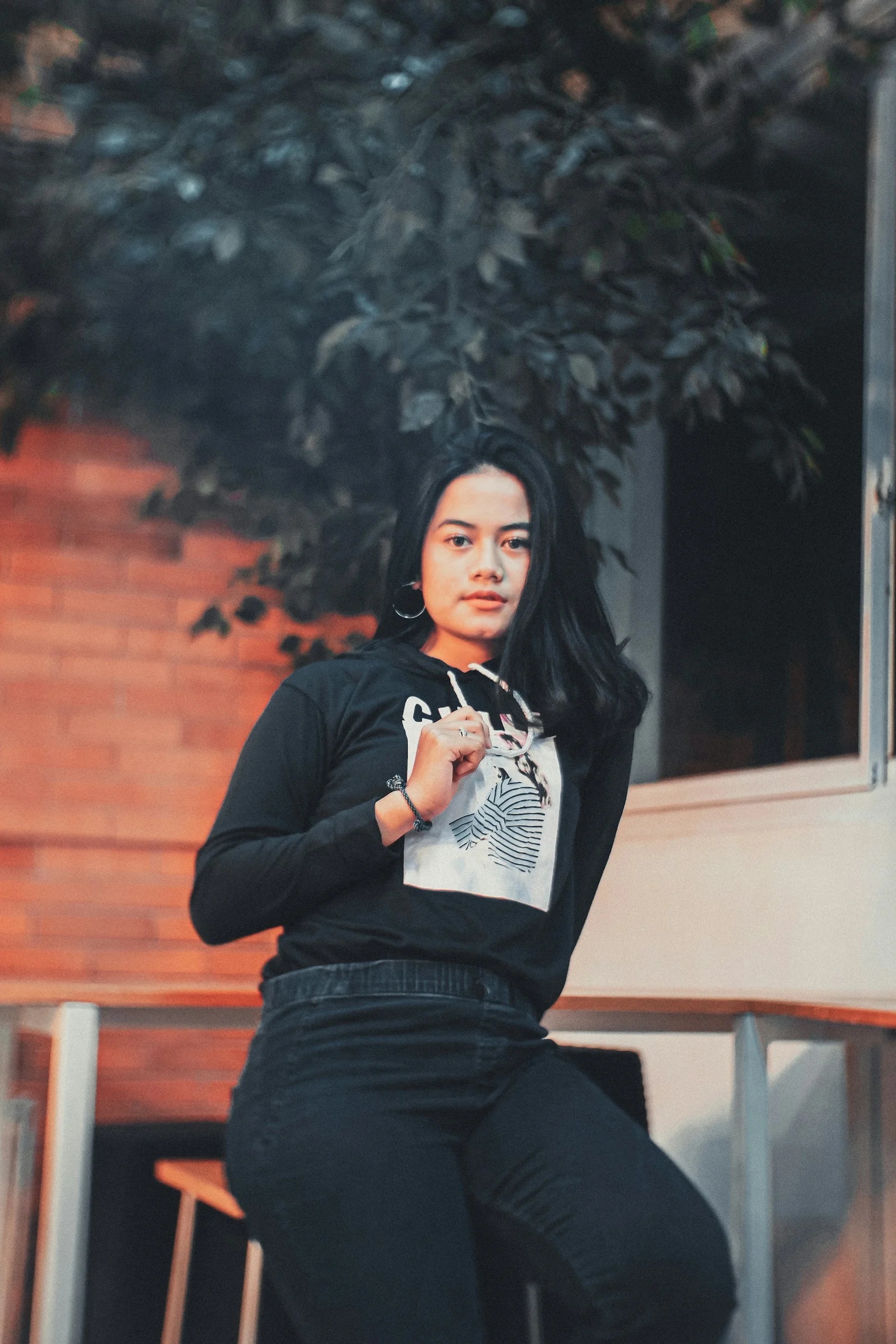 一个坐在金属栏杆上的女人