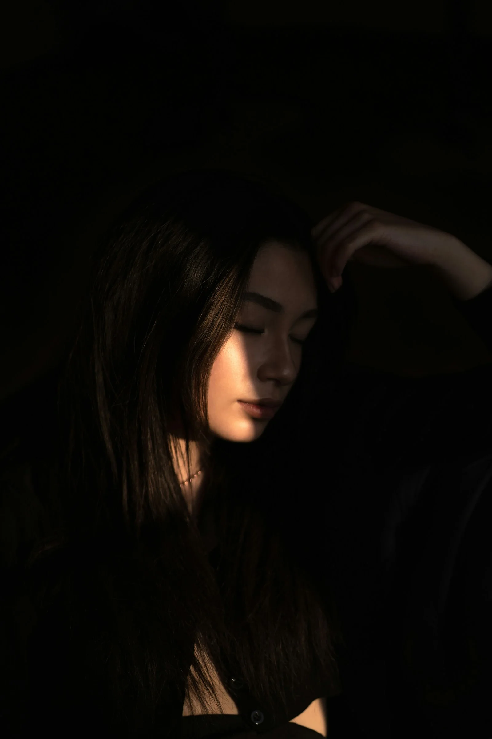 穿黑色長袖上衣的女子