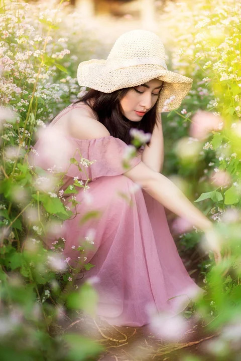 女子，草地，漂亮，花朵
