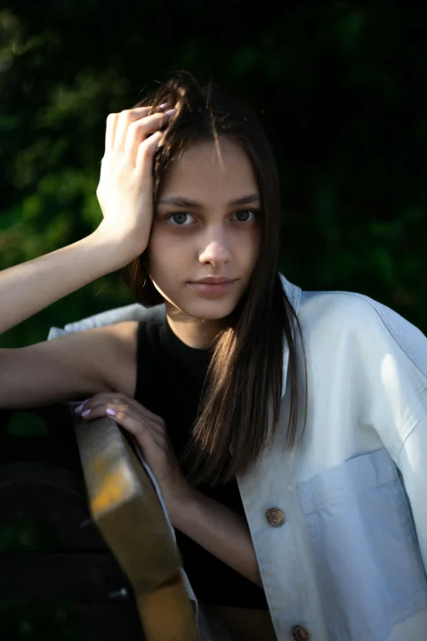 一位年轻女子在户外摆姿势拍肖像