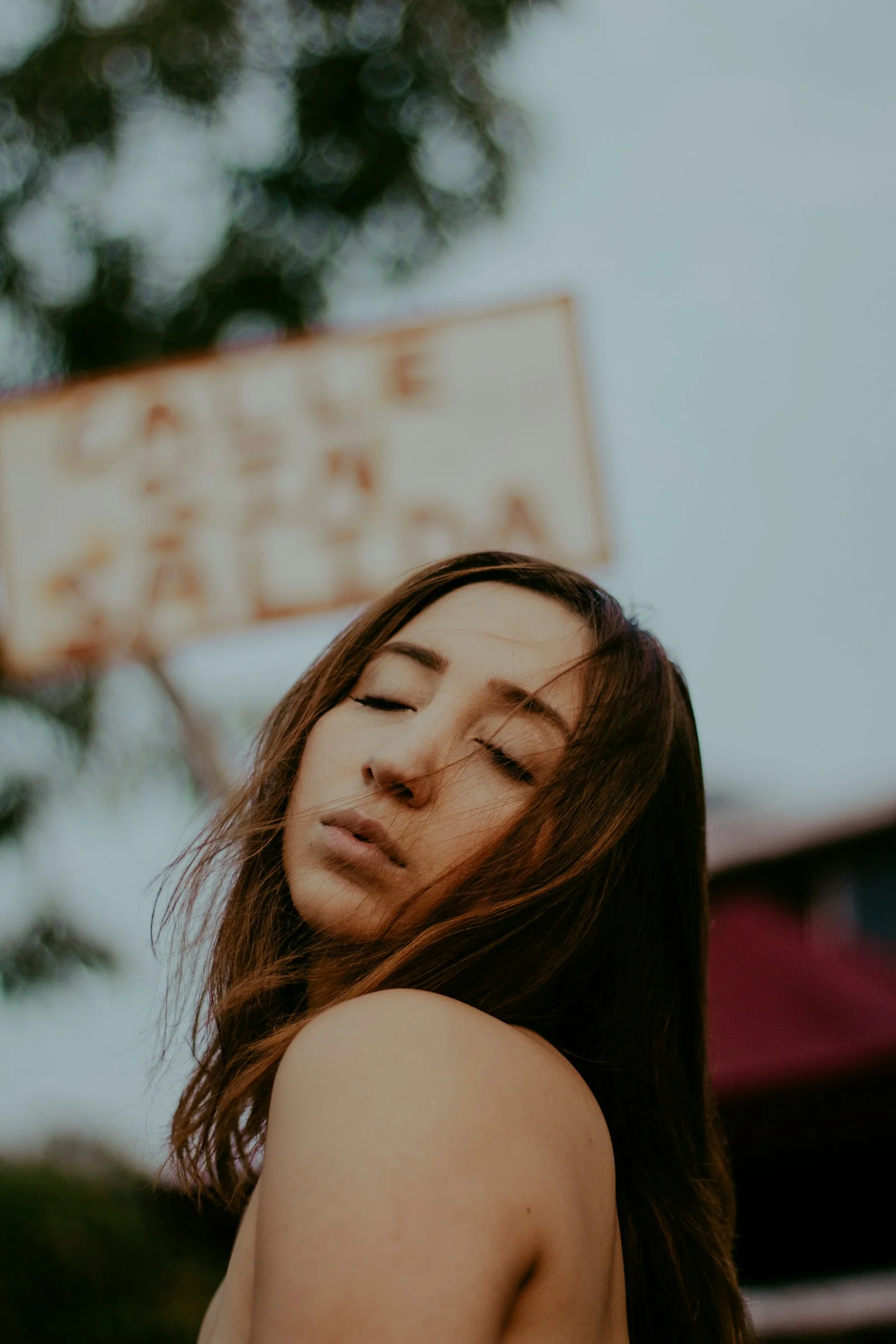 穿黑色背心的女人