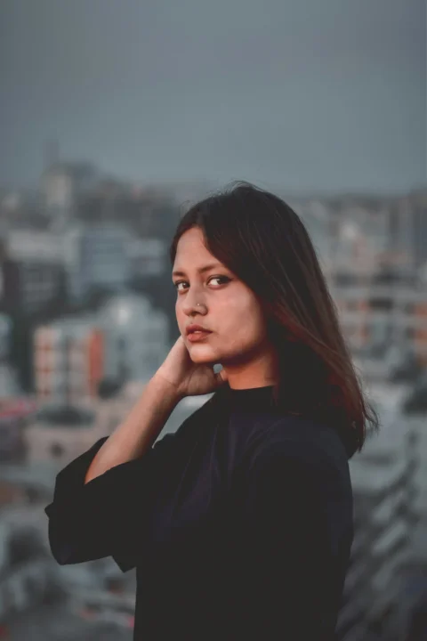白天，手扶著脖子的女子