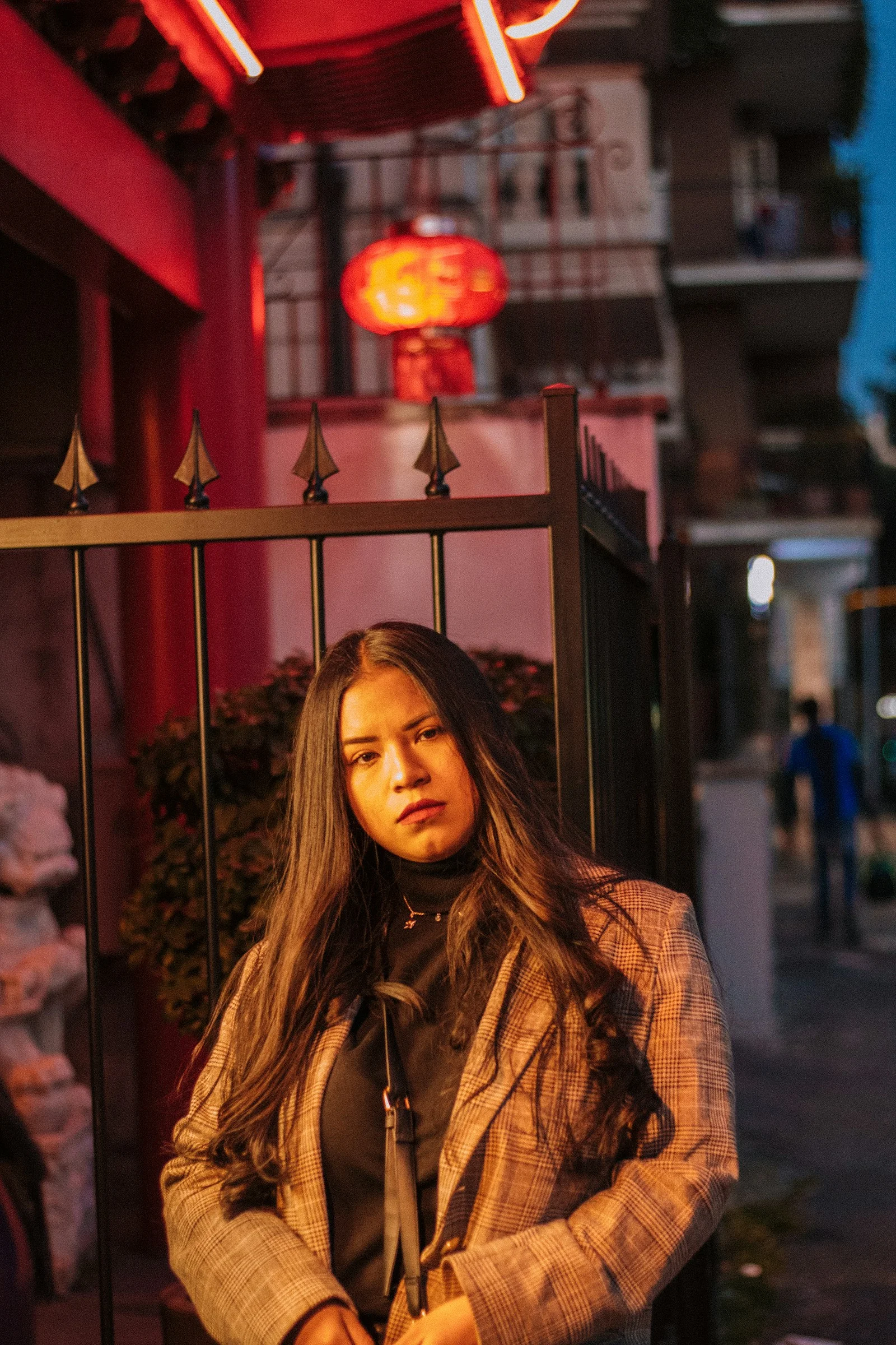 站在大門前的女人