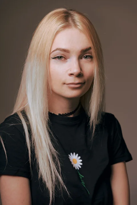 黒いクルーネックTシャツを着た女性