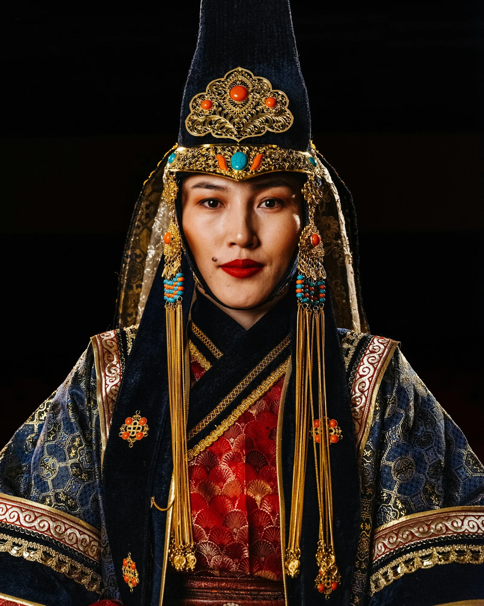a woman dressed in a traditional chinese costume