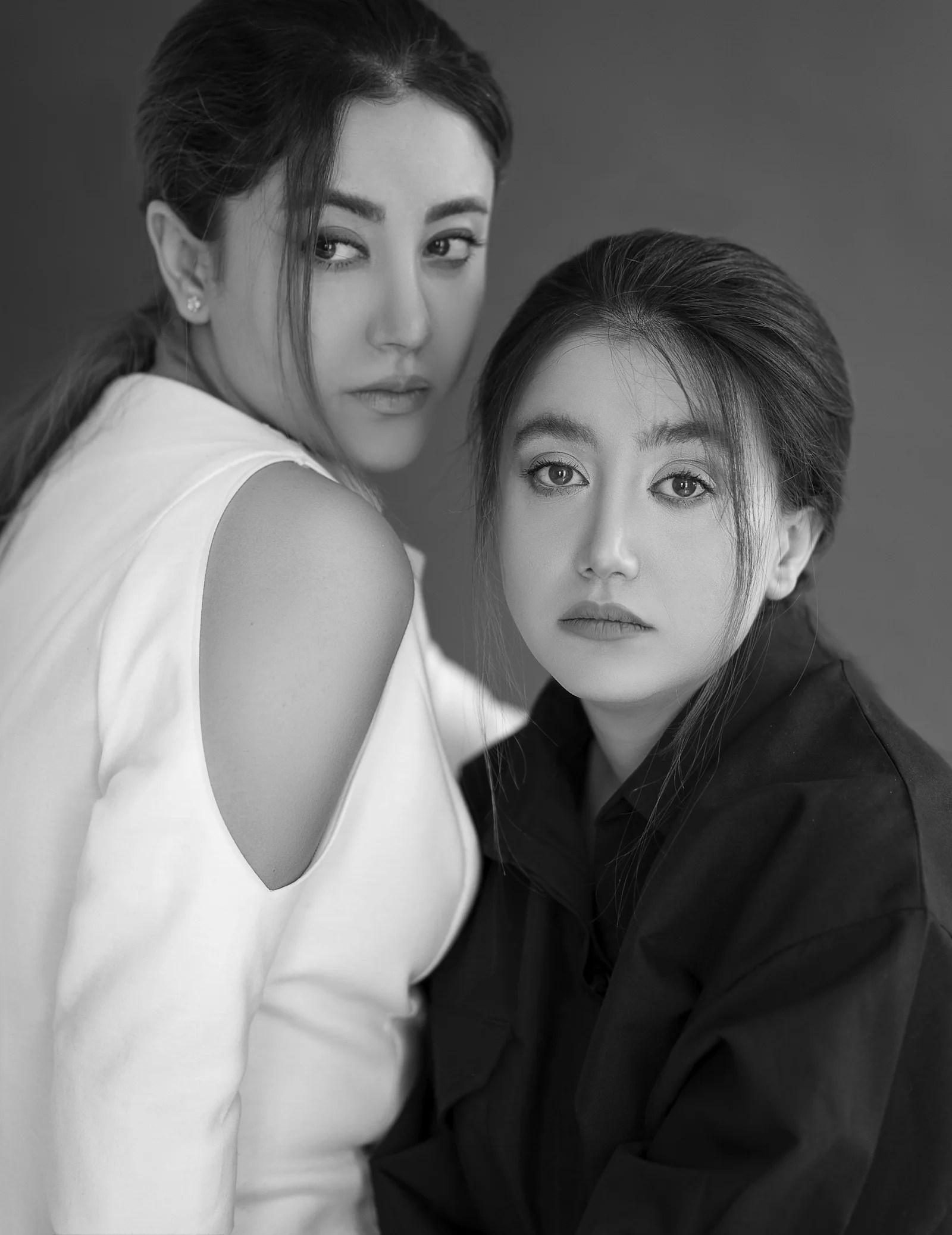 两位女子在为一张黑白照片摆姿势