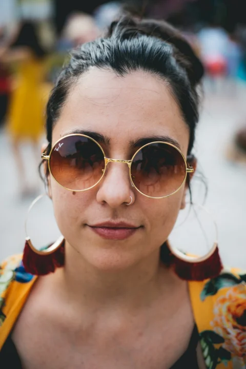 戴金色鏡框 Ray-Ban 嬉皮太陽眼鏡的女人