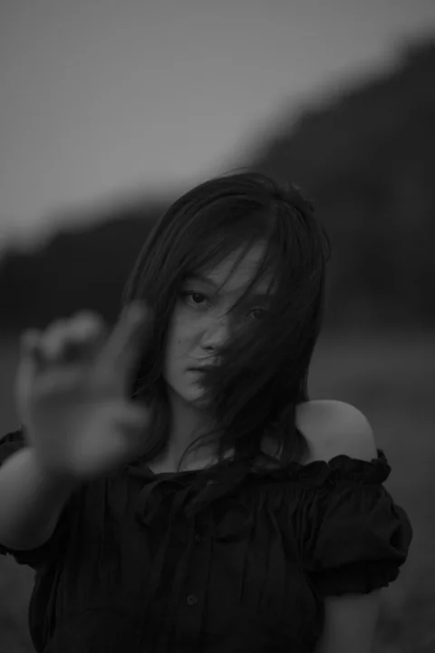 穿黑色衬衫的女孩的灰度照片