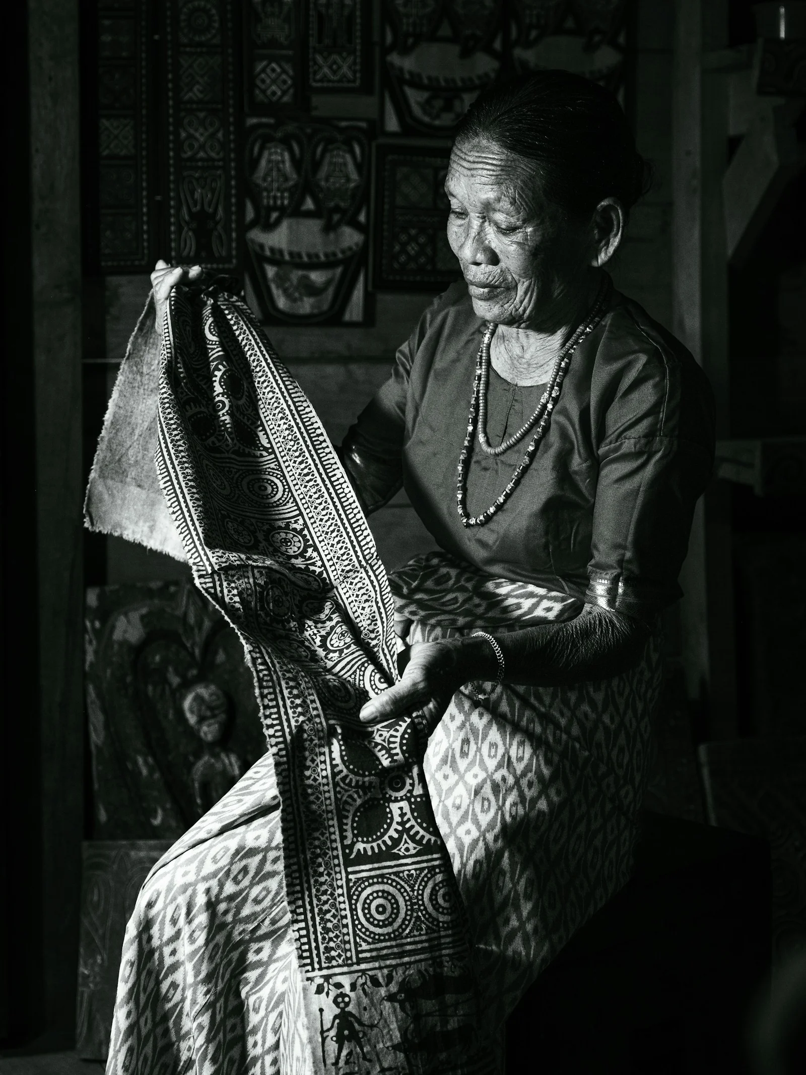 椅子に座る女性の白黒写真