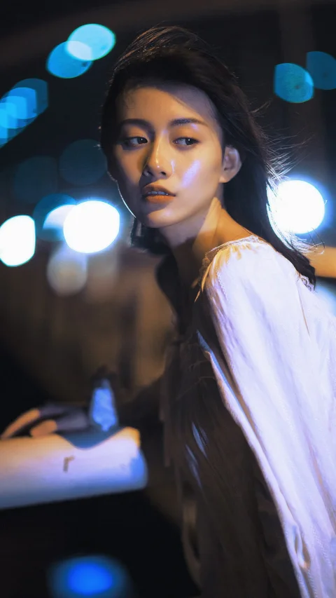 白いボタンアップシャツを着た女性