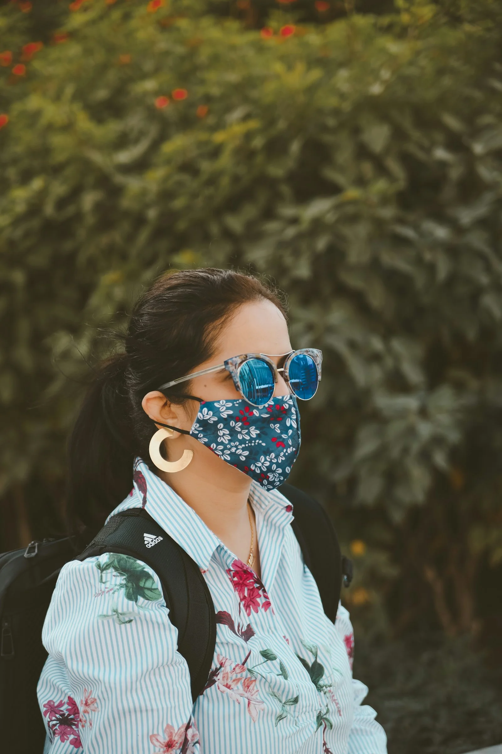 一位戴着口罩和太阳镜的女士