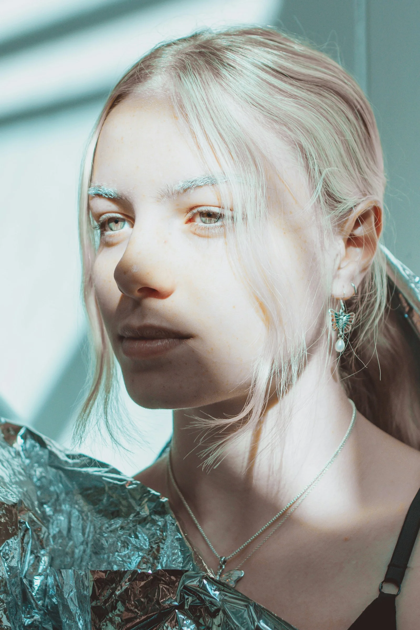 a close up of a woman