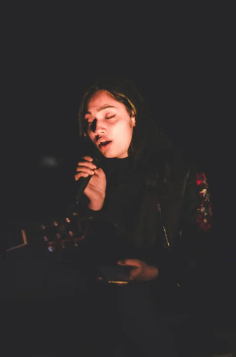 穿黑色洋裝的女人