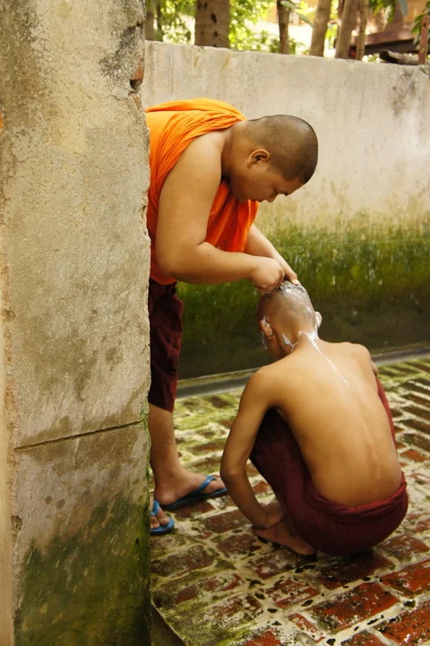 shaving, monk, help, myanmar