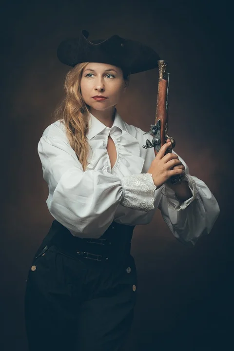 pirate hat, pocket pistol, historical costume, woman