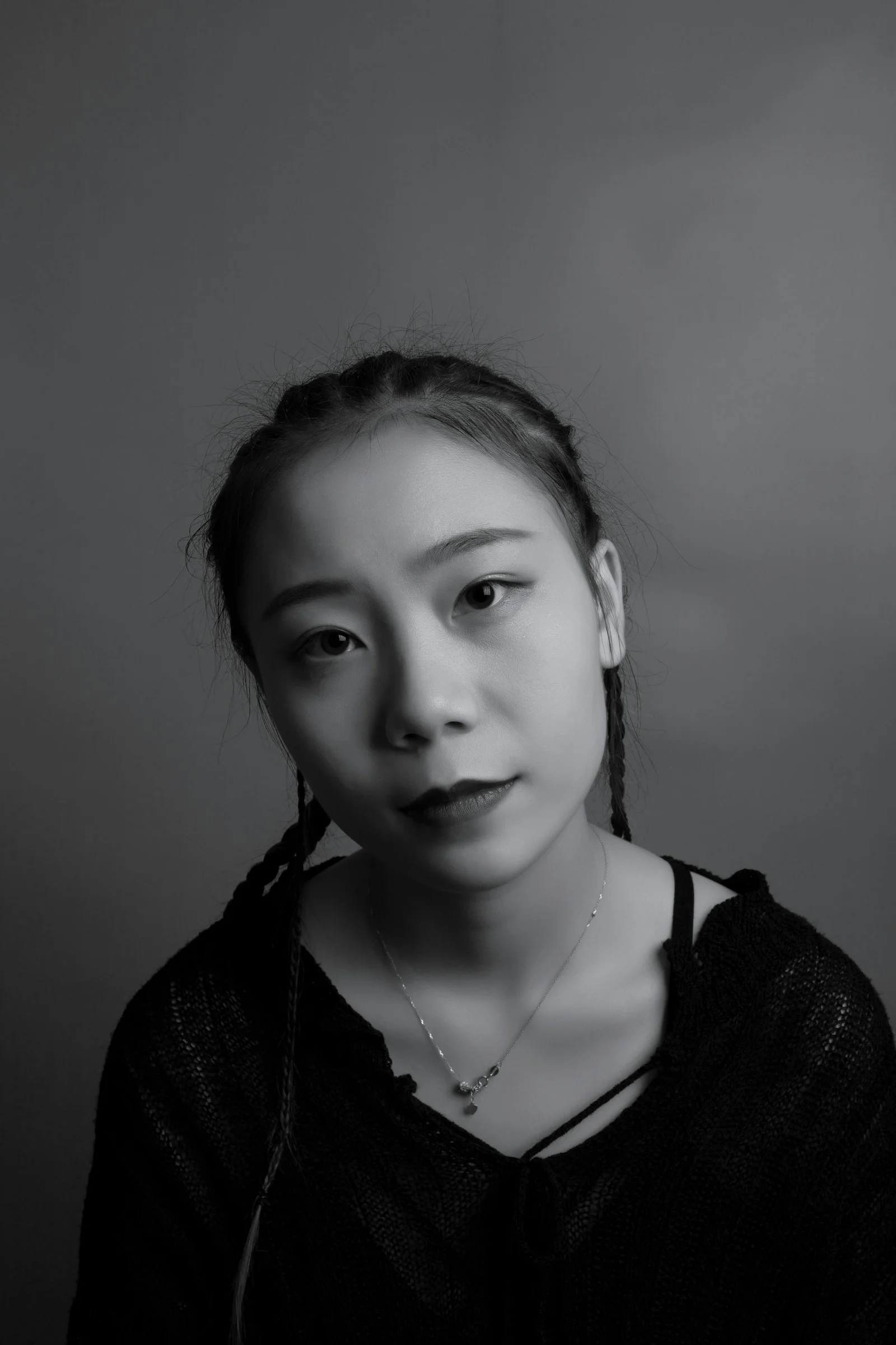 女性のモノクロ写真