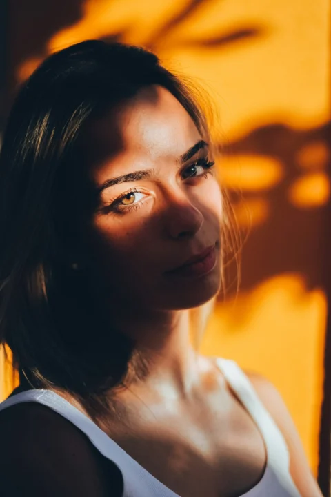穿著白色圓領上衣的女子