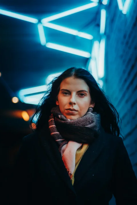 牆邊的女人