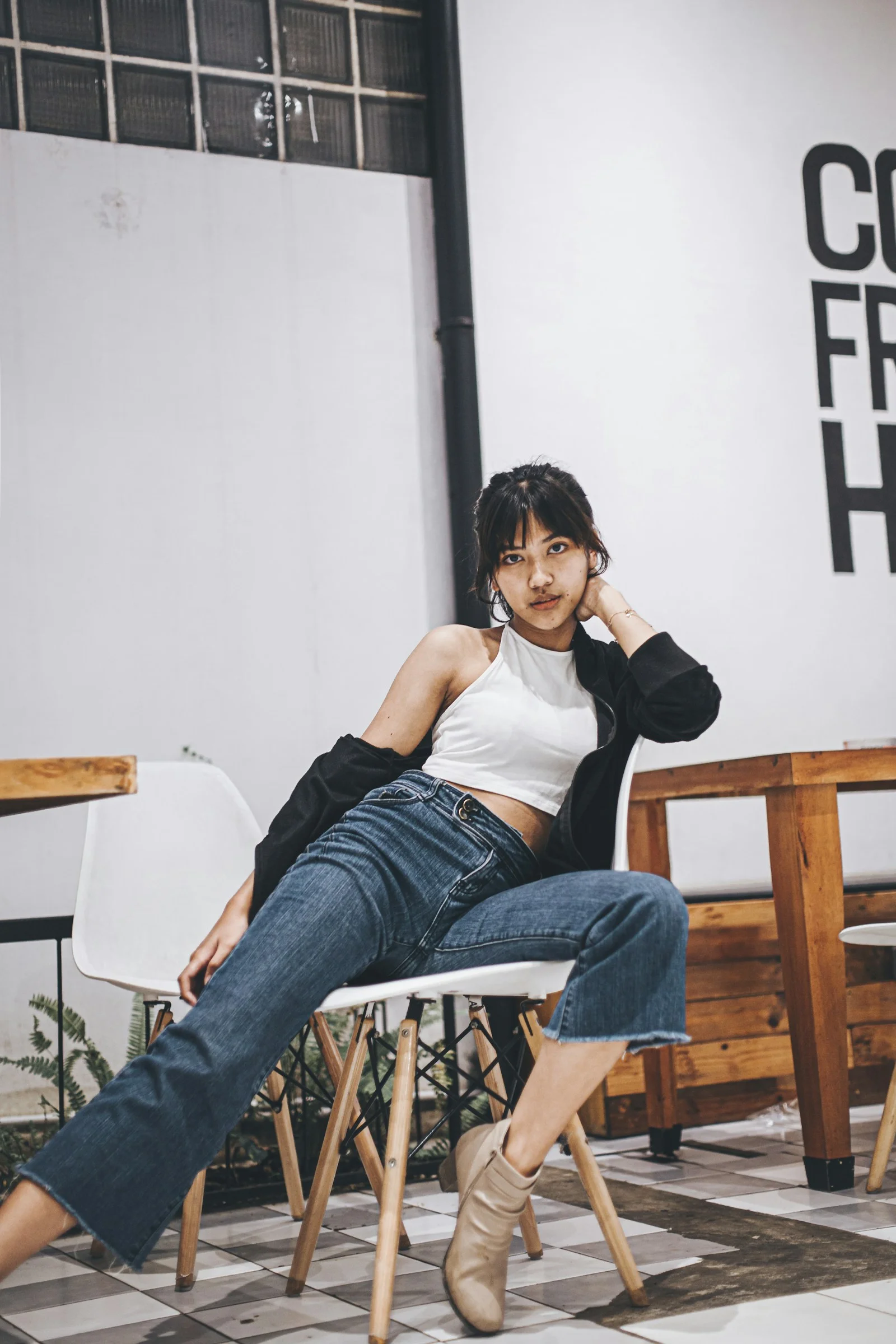 一位女人坐在房间里的椅子上