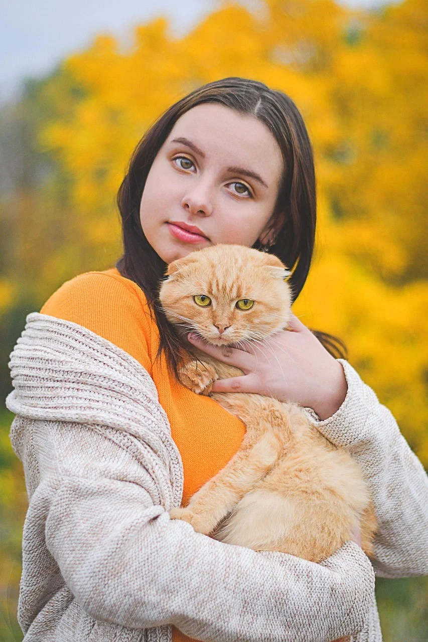 ポートレート、若い女性、子猫、秋