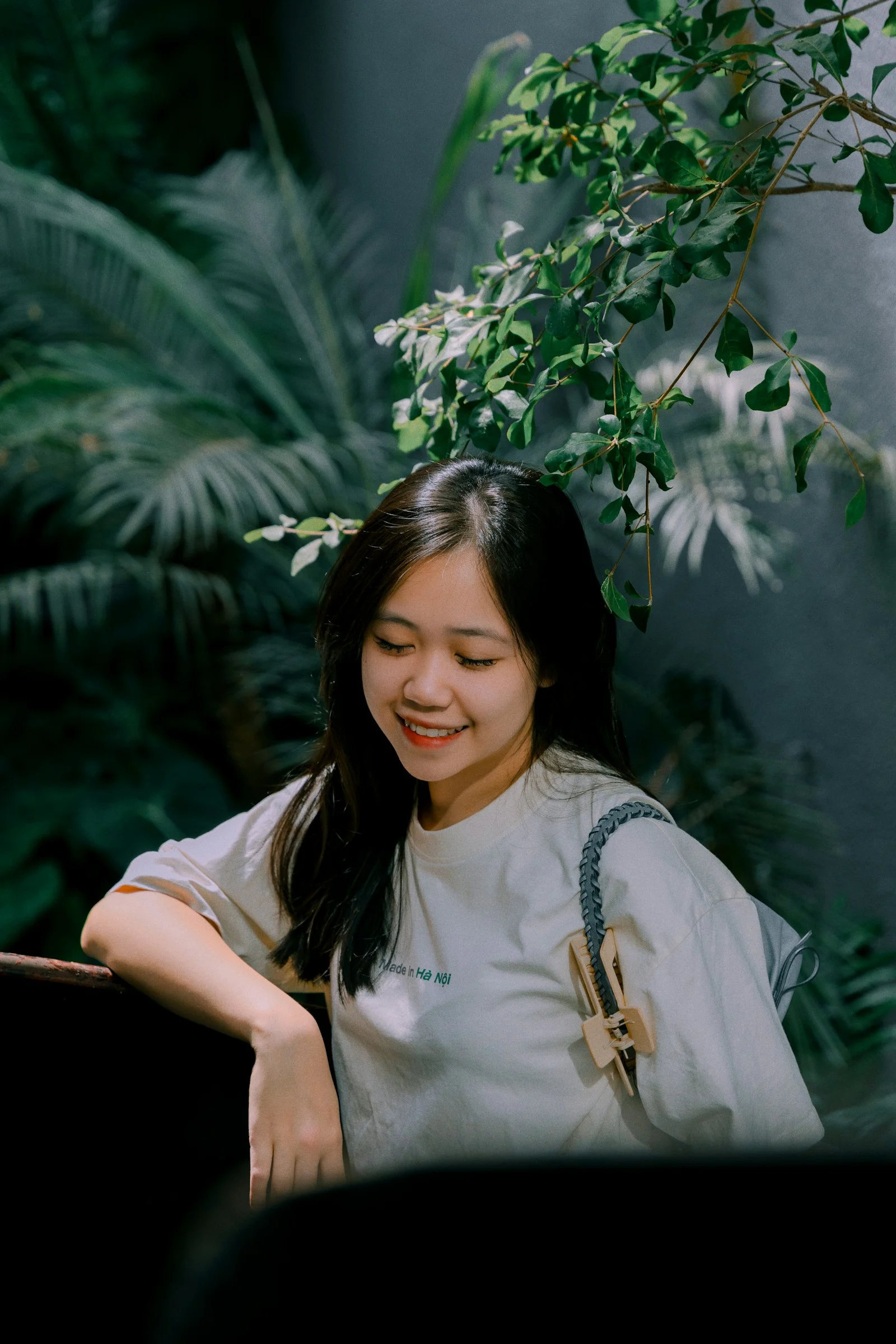 피아노 앞에 앉아 미소 짓는 여성