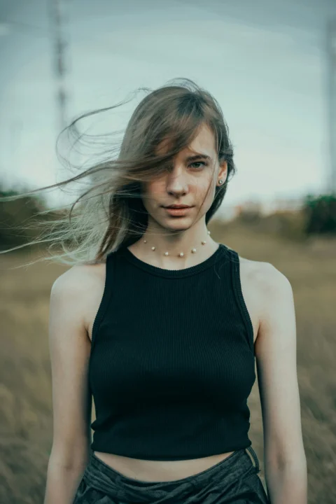 户外发丝随风飘扬的年轻女子