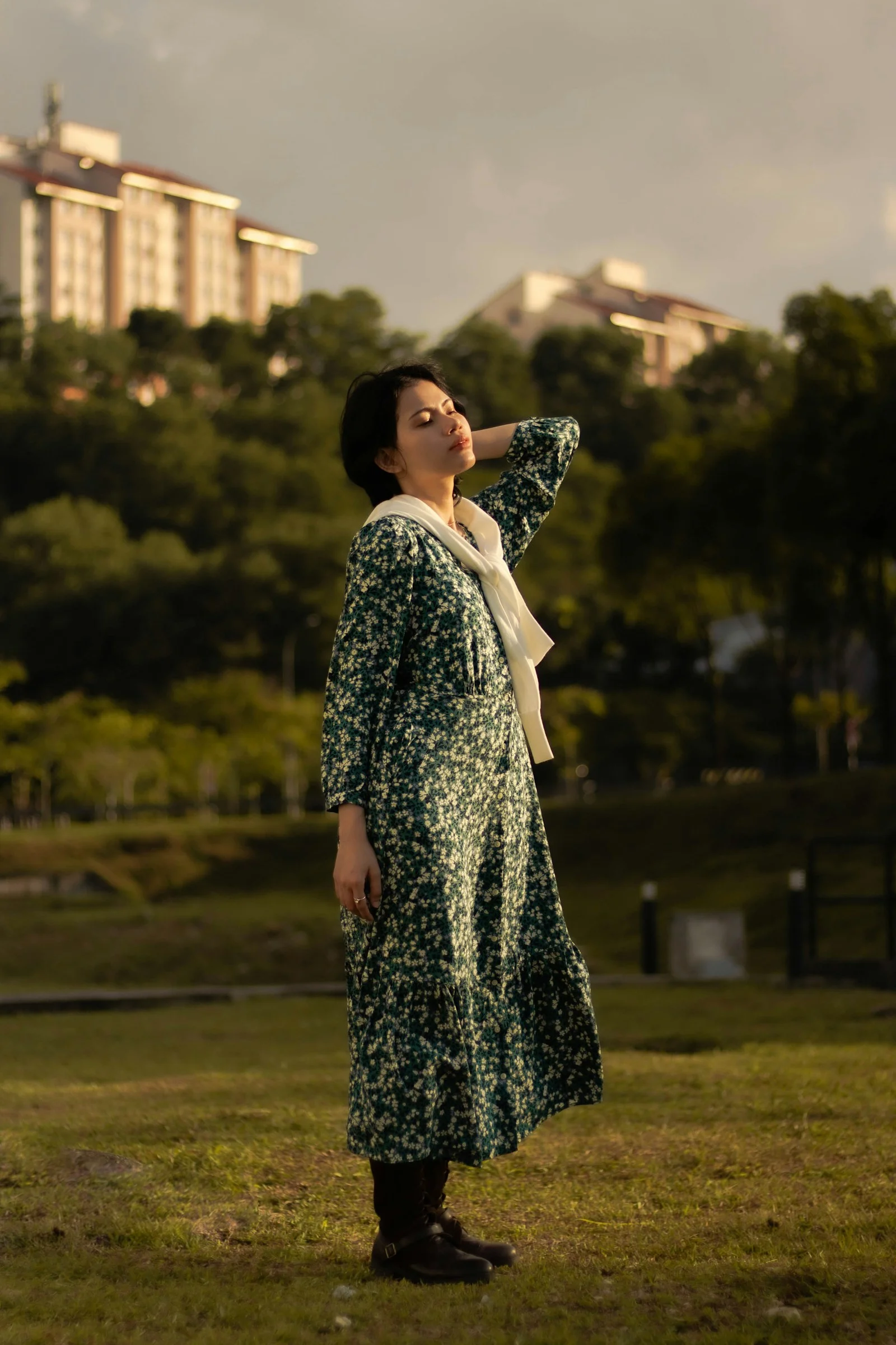 站在田野里仰望天空的女人