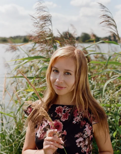 女性, 花, 微笑み, 草