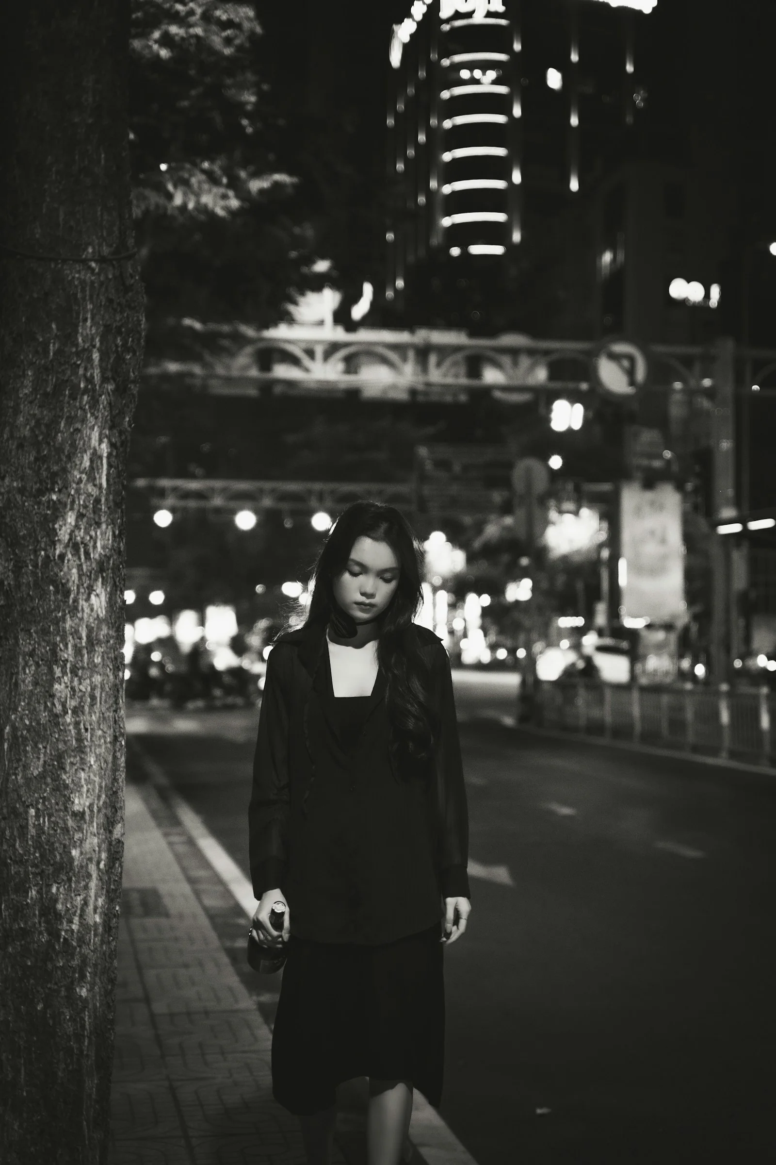 夜晚走在街上的女人