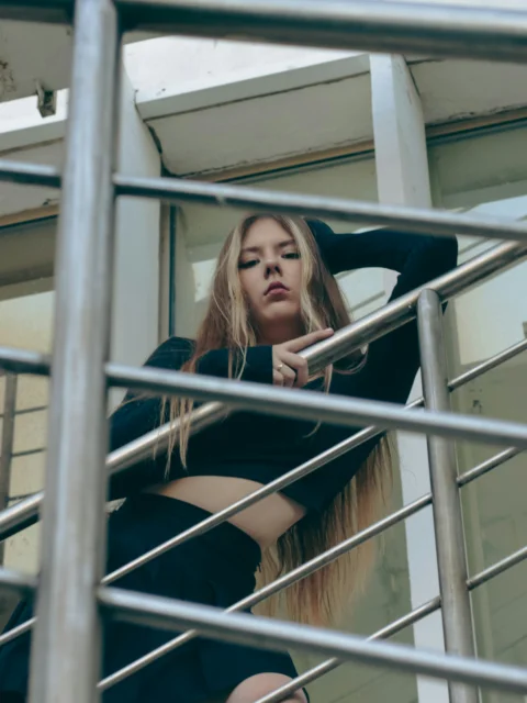 一位长发女子站在楼梯上