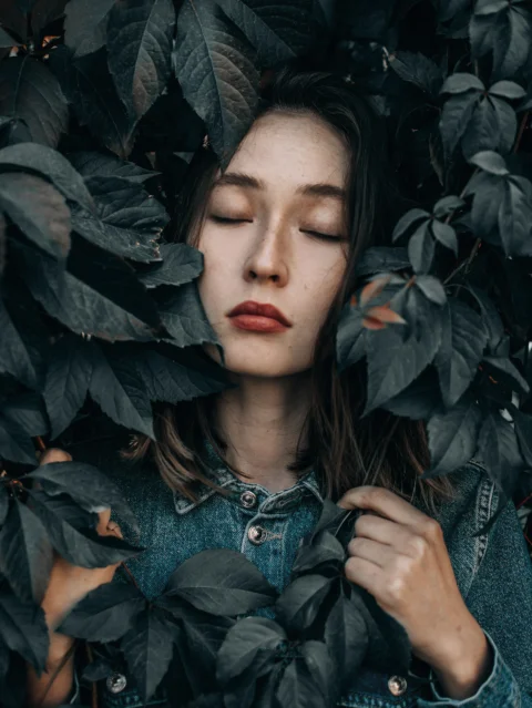 身穿蓝色牛仔夹克的女子