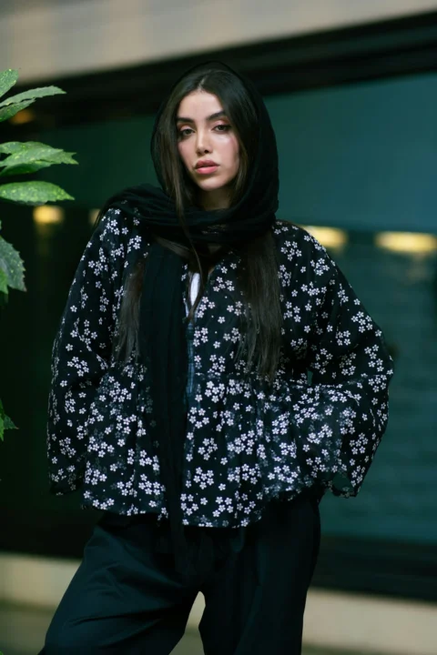 花柄の服を着た若い女性がポーズをとる